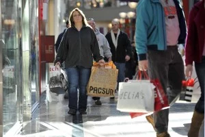 Shoppers Scurry For Last-Minute Christmas Purchases Shoppers Scurry For Last-Minute Christmas Purchases