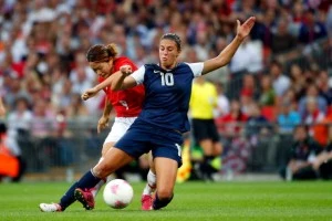 Carli Lloyd #10 of United States and Nahomi Kawasumi #9 of Japan battle for the ball i Carli Lloyd #10 of United States and Nahomi Kawasumi #9 of Japan battle for the ball i