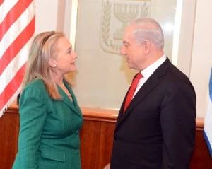 ecretary of State Hillary Clinton meets with Israel's Prime Minister Benjamin Netanyahu (R) on November 21, 2012 in Jerusalem, Israel ecretary of State Hillary Clinton meets with Israel's Prime Minister Benjamin Netanyahu (R) on November 21, 2012 in Jerusalem, Israel