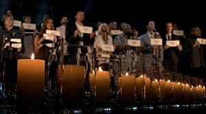Contestants, hosts and judges sing Hallalejah in honor of the Newtown, CT shooting victims. Contestants, hosts and judges sing Hallalejah in honor of the Newtown, CT shooting victims.
