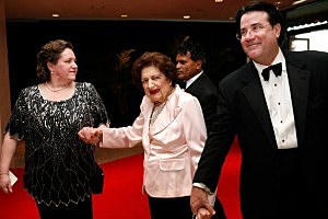 Helen Thomas (C) arrives at the White House Correspondents' Association dinner in 2010 Helen Thomas (C) arrives at the White House Correspondents' Association dinner in 2010