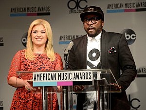 Kelly Clarkson (L) and will.i.am speak onstage at the 2013 American Music Awards Nominations Press Conference Kelly Clarkson (L) and will.i.am speak onstage at the 2013 American Music Awards Nominations Press Conference