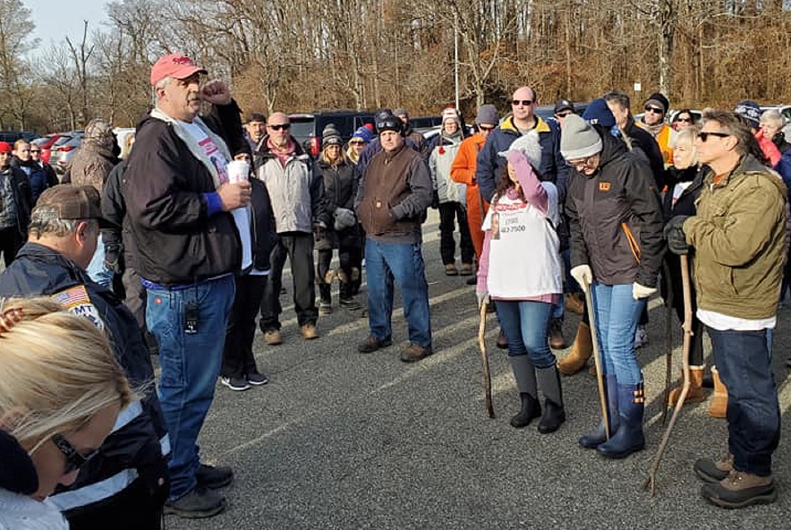 Ed Parze addresses volunteers before a search