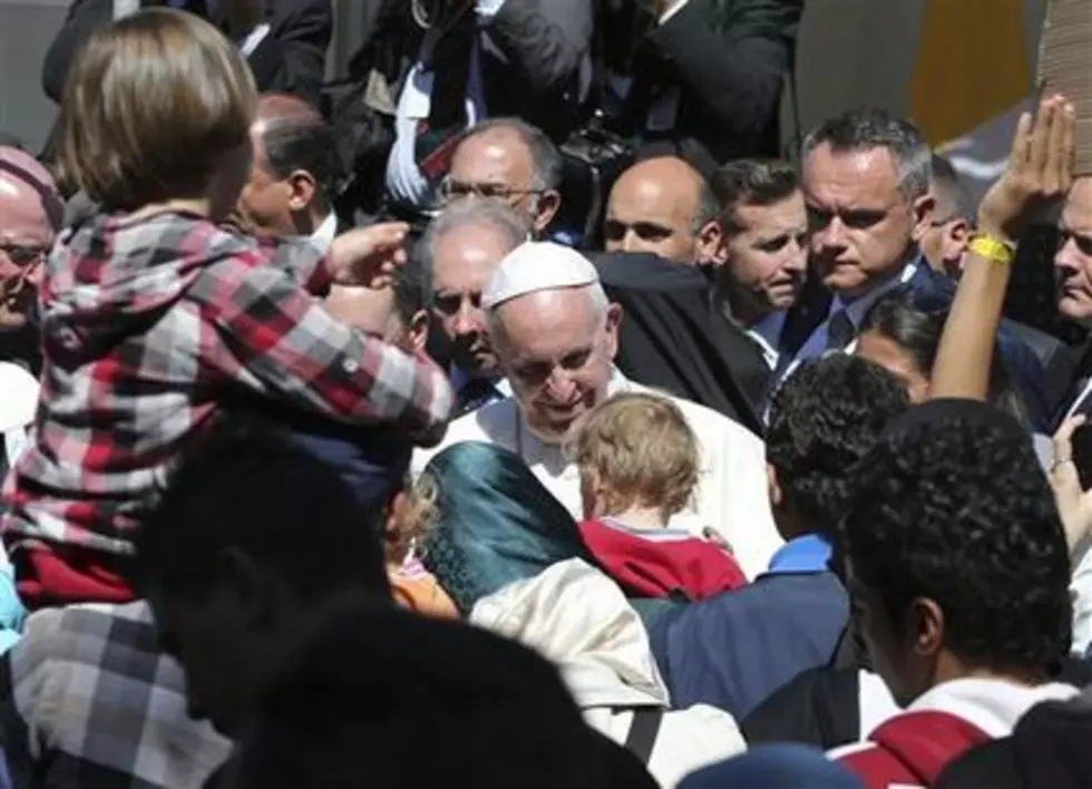 Pope brings 12 Syrian refugees to Italy in lesson for Europe